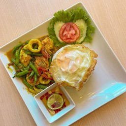 ข้าวราดผัดพริกแกงรวมมิตรทะเลล้วน