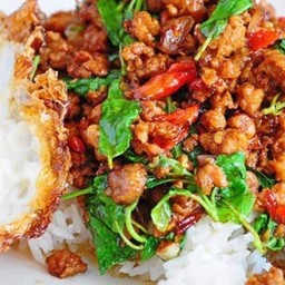กระเพราหมูสับกับข้าว
