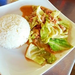 หมูสับผัดกะหล่ำปี ราดข้าว