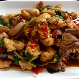 ผัดกะเพราเครื่องในไก่