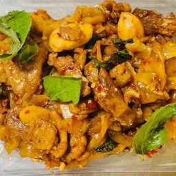 กะเพราเส้น ลูกชิ้นหมู