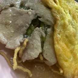 ราดหน้าหมี่กรอบใส่ไข่