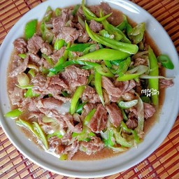 ข้าวราดผัดพริกหยวกเนื้อ