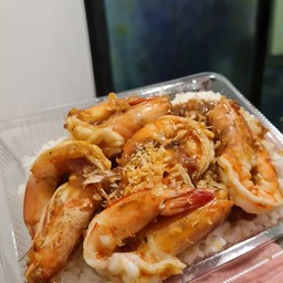 ข้าวราดกุ้งผัดกระเทียมพริกไทย