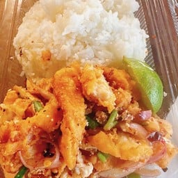 ข้าวหอม + ยำไก่ทอดแซ่บ