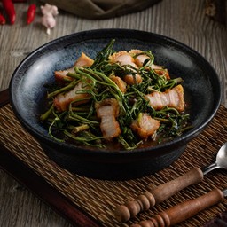 ผัดผักกระเฉดหมูกรอบ