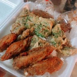 ข้าวปีกไก่กับชะอมไข่ทอด
