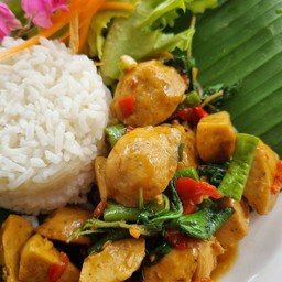 ข้าว กะเพราลูกชิ้นหมู