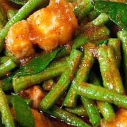 ผัดพริกแกงหมูสามชั้นกับข้าว