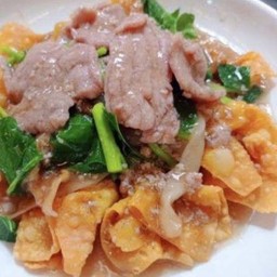 ราดหน้าเกี๊ยว( ห่อหมู)