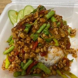ผัดพริกแกงราดข้าว