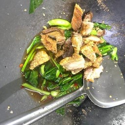 ผัดคะน้าหมูกรอบ