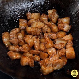 หมูสามชั้นผัดน้ำมันหอยกับข้าว