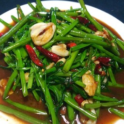 ข้าวราดผัดผักบุ้งไฟแดง