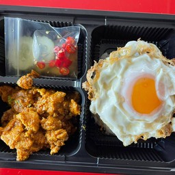 ข้าวไก่ผัดเครื่องแกง