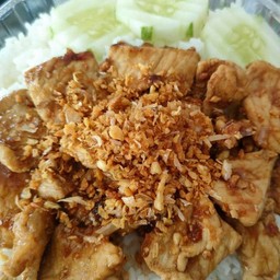 หมูกระเทียม ราดข้าว