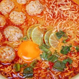 มาม่าต้มยำไก่น้ำข้นใส่ไข่