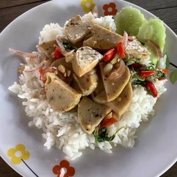 ข้าวกะเพรา หมูยอห่อตอง