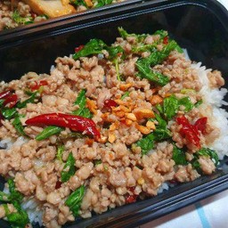 กะเพราหมูสับผัดพริกแห้งราดข้าว