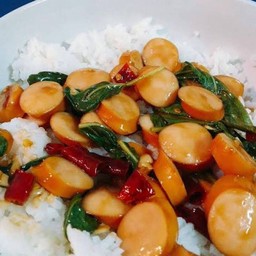 ข้าวกระเพราะไส้กรอก