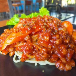 สปาเก็ตตี้ผัดซอสมะเขือเทศหมูสับไส้กรอกรมควัน