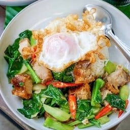 ข้าวคะน้าหมูกรอบ