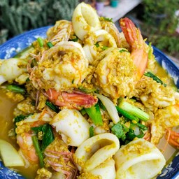 ข้าวราดผัดผงกะหรี่หมึก
