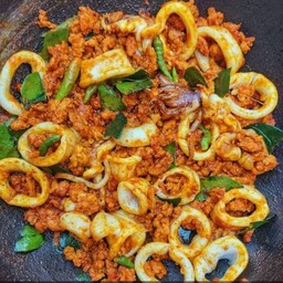 ข้าวราดผัดพริกแกงหมึกหอม