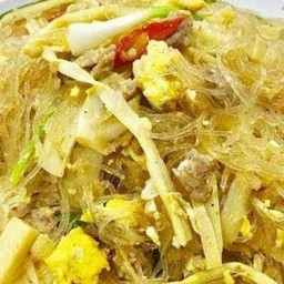 ผัดวุ้นเส้นใส่ไข่หน่อไม้ราดข้าว