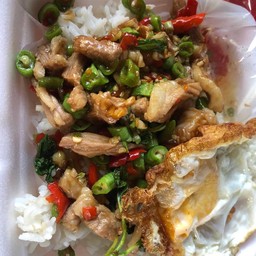กระเพราหมูชิ้นใส่ถั่ว