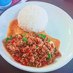 กะเพราเนื้อสับ ราดข้าว