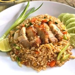 ข้าวผัดหมูกรอบ
