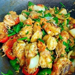 ข้าวราดผัดผงกะหรี่กุ้ง