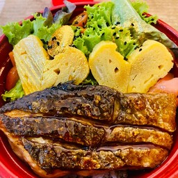 แซลมอนย่างเทอริยากิ + ไข่หวาน + สลัด