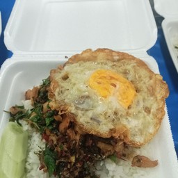 ผัดกระเพราปูราดข้าว+ไข่ดาว