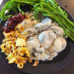 หอยนางรมสด (พร้อมเครื่องเคียง)