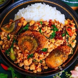 ข้าวกะเพราหมูสับไข่เยี่ยวม้า