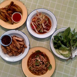 ปีกไก่ทอดเกลือกินกับตำส้มนั่นๆในรูปลองซูมดู
