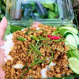 คั่วกลิ้งหมูสับราดข้าว