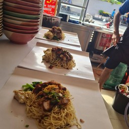 บะหมี่เกี๊ยวหมูทอด 3ห่อ (ฟรีเกี๊ยวเปล่า1ถุง)