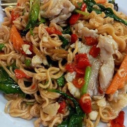 มาม่าผัดขี้เมา หมูหมักนุ่ม