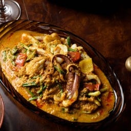 ปลาหมึกผัดผงกะหรี่