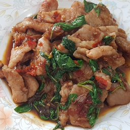 (กับข้าว) กะเพราคั่วกะทะ สันคอหมูหั่นชิ้น