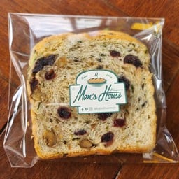 ขนมปังข้าวกล้องงอกแครนเบอรี่ วอลนัต (เจ)