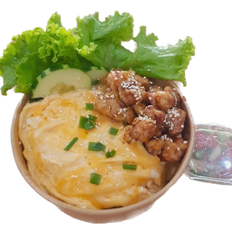 ข้าวไก่กรอบราดซอสเกาหลี & ไข่ข้นนมสด ฟรีไชเท้าดอง
