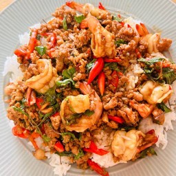 กะเพรากุ้งหมูสับราดข้าว