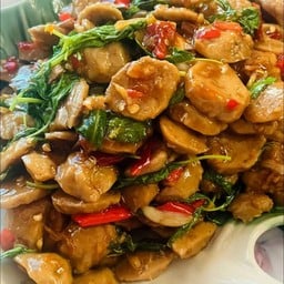 ข้วกระเพราลูกชิ้นหมู(ฟรีไข่ดาว)