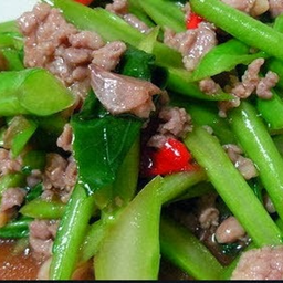 (กับข้าว) ยอดคะน้าสด อกไก่สับพริกแห้ง