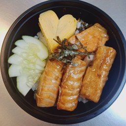 ข้าวหน้าแซลมอนย่างซอสเทริยากิ