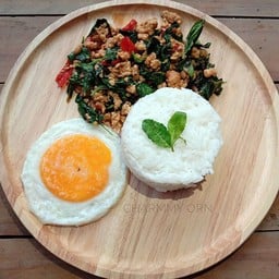 ข้าวกะเพราไก่ไข่ดาว